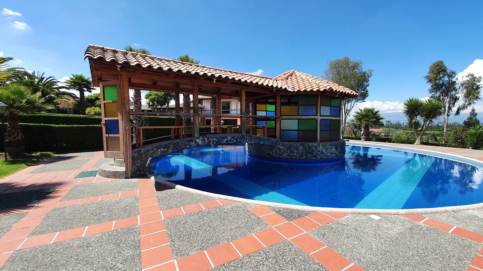 Piscinas y Áreas Verdes